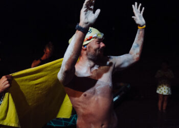 Un Belge accomplit l’impensable en parcourant 131 km à la nage sans arrêt