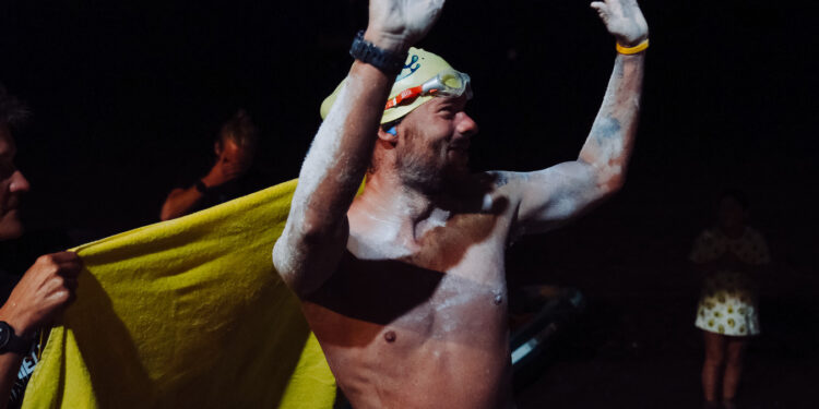 Un Belge accomplit l’impensable en parcourant 131 km à la nage sans arrêt