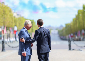 Quand Emmanuel et Brigitte Macron enfreignent le protocole royal