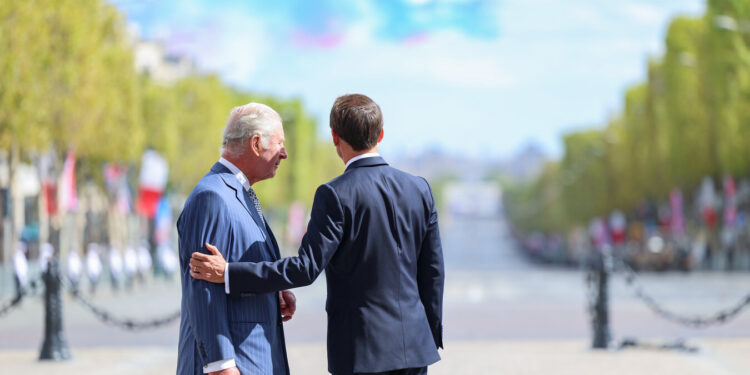 Quand Emmanuel et Brigitte Macron enfreignent le protocole royal