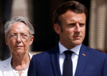 Macron et sa première ministre voient leur popularité chuter