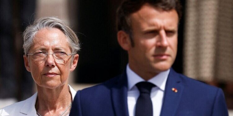 Macron et sa première ministre voient leur popularité chuter