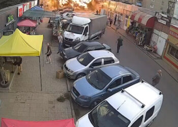 Vidéo: Les russes bombardent un marché en Ukraine, au moins 16 morts