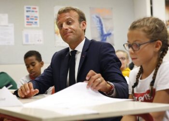 La rentrée scolaire en France : Macron sous le feu des critiques pour son interdiction vestimentaire