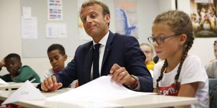 La rentrée scolaire en France : Macron sous le feu des critiques pour son interdiction vestimentaire