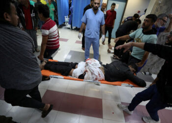 Entre larmes et accusations : la tragédie de l’hôpital Al-Ahli ébranle le monde