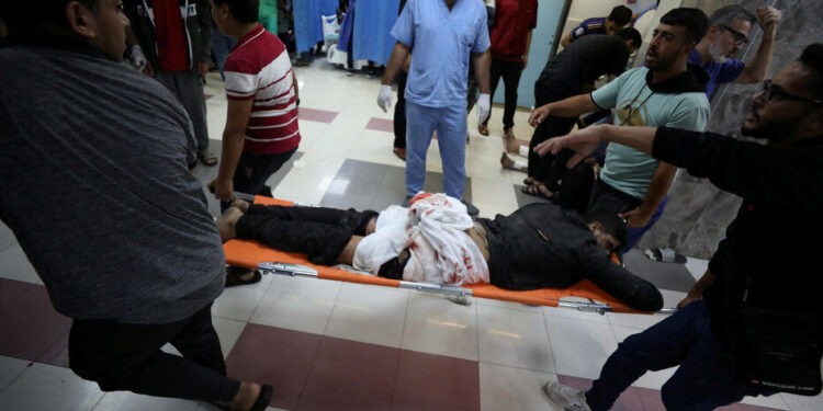 Entre larmes et accusations : la tragédie de l’hôpital Al-Ahli ébranle le monde