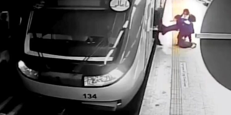 Le sort d’une lycéenne relance le débat sur les droits des femmes en Iran.