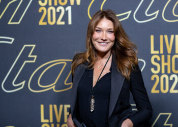 Carla Bruni révèle avoir vaincu un cancer du sein et incite au dépistage