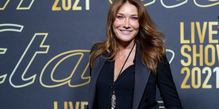 Carla Bruni révèle avoir vaincu un cancer du sein et incite au dépistage