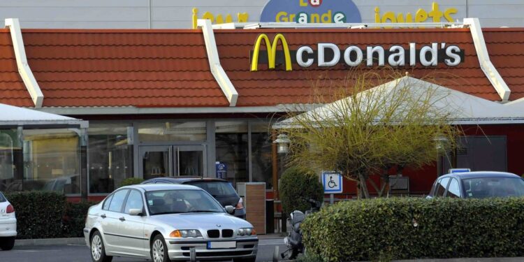 Fusillade au Kalachnikov sur un parking de McDonald’s fait deux morts
