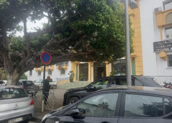 Stationnement illégal devant les tribunaux de Rabat : Quand les garants de la loi l’enfreignent