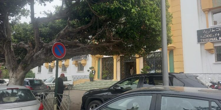 Stationnement illégal devant les tribunaux de Rabat : Quand les garants de la loi l’enfreignent