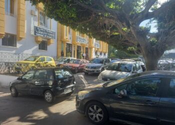 L’indifférence des autorités face au stationnement illégal devant le tribunal de Commerce de Rabat