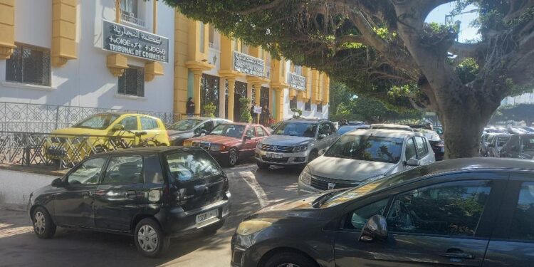 L’indifférence des autorités face au stationnement illégal devant le tribunal de Commerce de Rabat