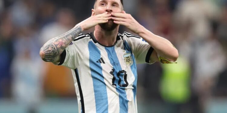 Les maillots de la Coupe du Monde 2022 au Qatar de Lionel Messi pourraient se vendre à 10 millions de dollars