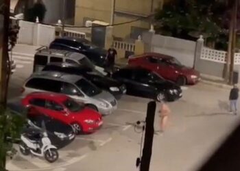 Vidéo: Un mari trompé poursuit l’amant de sa femme nu dans la rue