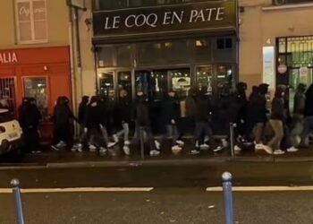 Video: Ultras parisiens et fans de Newcastle s’affrontent violemment à Paris