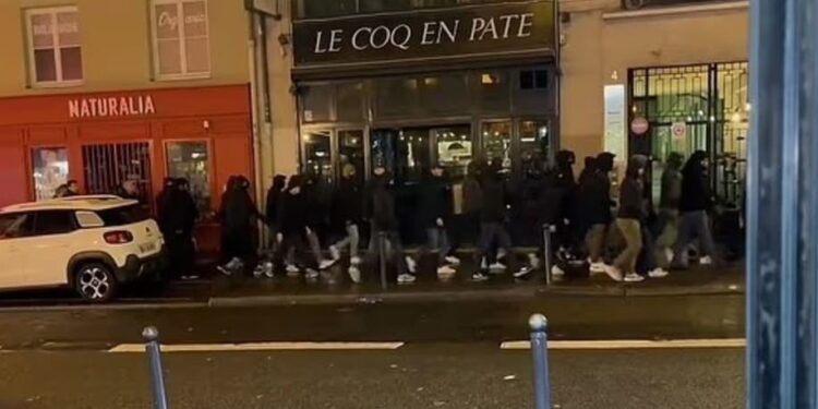 Video: Ultras parisiens et fans de Newcastle s’affrontent violemment à Paris