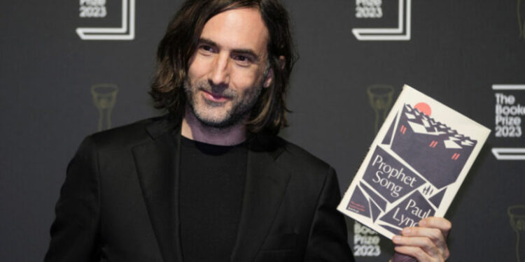 Paul Lynch s’empare du prestigieux prix Booker avec son roman captivant « Prophet Song »