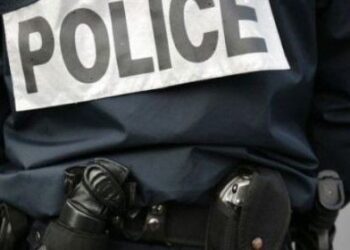 Un homme mange le visage de sa femme