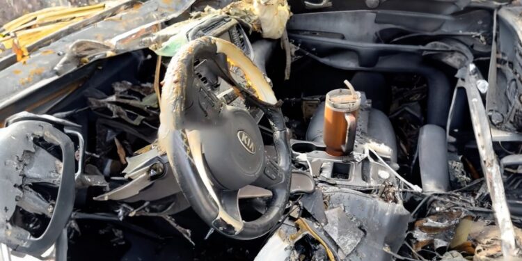 Gobelet résiste au feu d’une voiture Kia, la société récompense le propriétaire