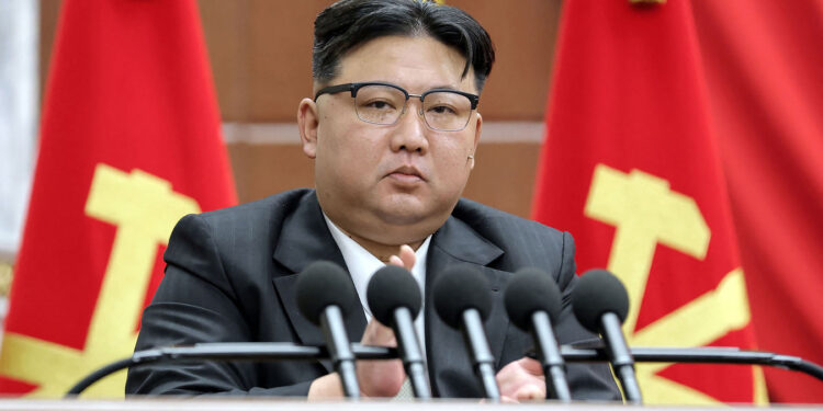 Kim Jong Un menace Séoul de frappes nucléaires et prépare la guerre