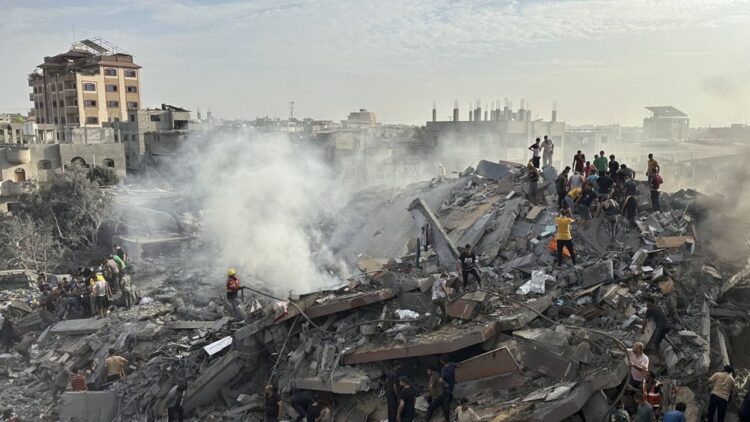 Palestinians look for survivors following Israeli airstrike in Nusseirat refugee camp, Gaza Strip, Tuesday, Oct. 31, 2023. (AP Photo/Doaa AlBaz)/DV141/23304580193648//2310311710