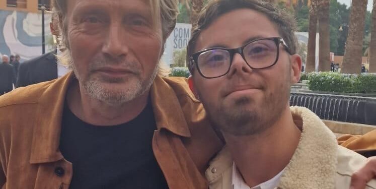 Au-delà des limites : Le parcours inspirant d’un jeune journaliste porteur de Trisomie 21