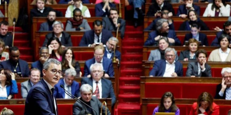 Fermeté et intégration : Le texte sur l’immigration en France adopté malgré l’opposition du RN