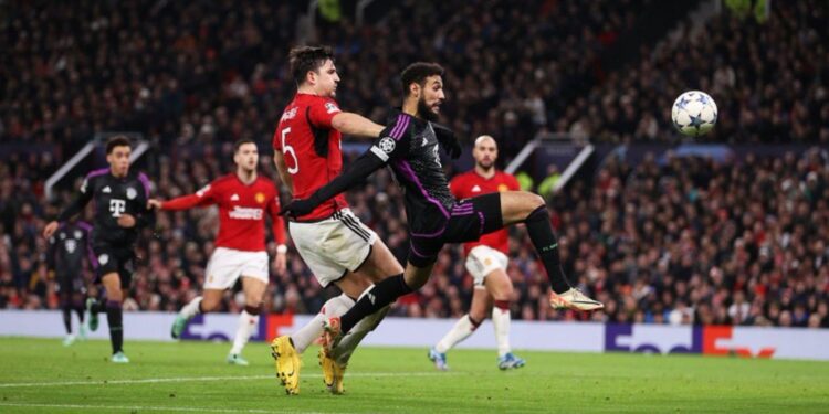 Noussair Mazraoui blessé lors du match contre Manchester United