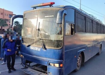 Un accident entre un bus de détenus et un véhicule de marchandises