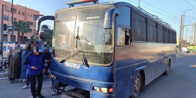 Un accident entre un bus de détenus et un véhicule de marchandises
