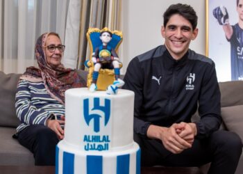 Yassine Bounou, sacré Meilleur Gardien Africain 2023, fête son succès avec Al Hilal et sa mère