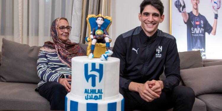 Yassine Bounou, sacré Meilleur Gardien Africain 2023, fête son succès avec Al Hilal et sa mère