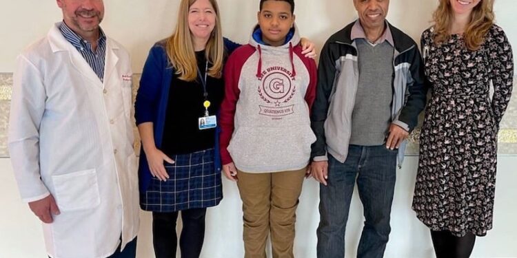 Une première: Un enfant Marocain entend pour la première fois grâce à une avancée génétique aux États-Unis