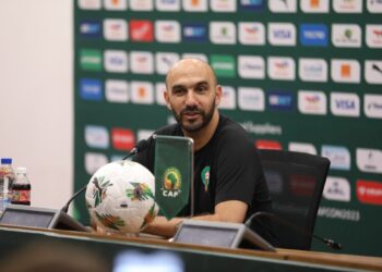 De la gloire à la controverse : Walid Regragui, meilleur entraîneur Africain hier, sanctionné aujourd’hui par la CAF