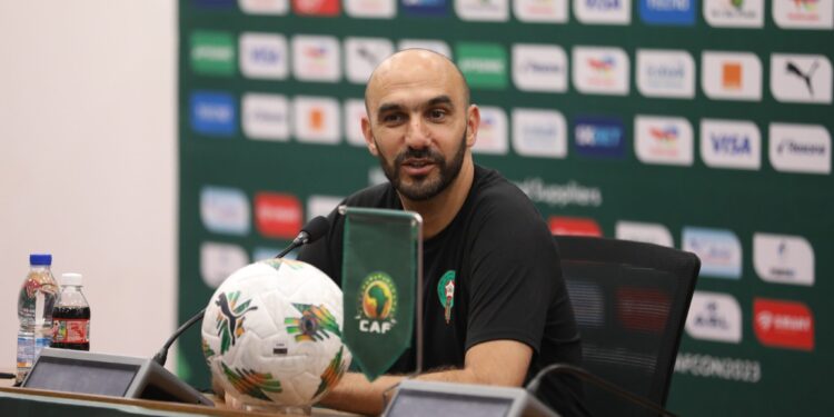 De la gloire à la controverse : Walid Regragui, meilleur entraîneur Africain hier, sanctionné aujourd’hui par la CAF