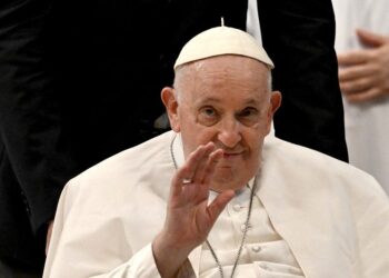 Le pape François ouvre la porte aux bénédictions des couples homosexuels