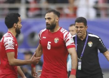 Houcine Ammouta Mène la Jordanie à la Victoire Contre l’Irak et Assure une Place en Quarts de la Coupe d’Asie