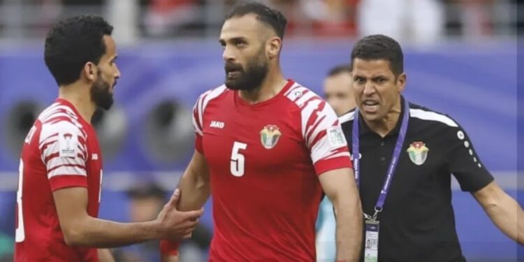 Houcine Ammouta Mène la Jordanie à la Victoire Contre l’Irak et Assure une Place en Quarts de la Coupe d’Asie