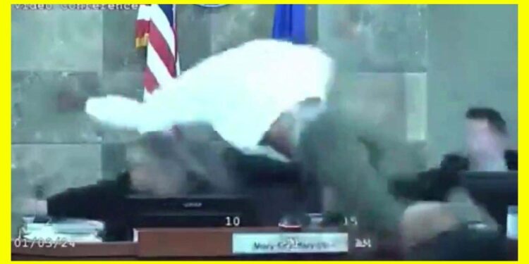 Video: Juge attaquée en pleine audience par un accusé