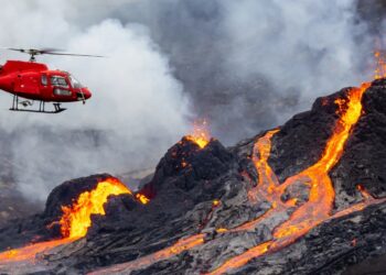 Feu et glace: un nouveau volcan islandais crache des flammes! (vidéo)