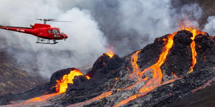 Feu et glace: un nouveau volcan islandais crache des flammes! (vidéo)