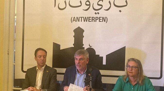 À Anvers, le Vlaams Belang remplace des panneaux en néerlandais par des panneaux en arabe