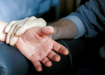 « Un dernier voyage ensemble » : L’ex-premier ministre Néerlandais et sa femme choisissent l’euthanasie simultanée