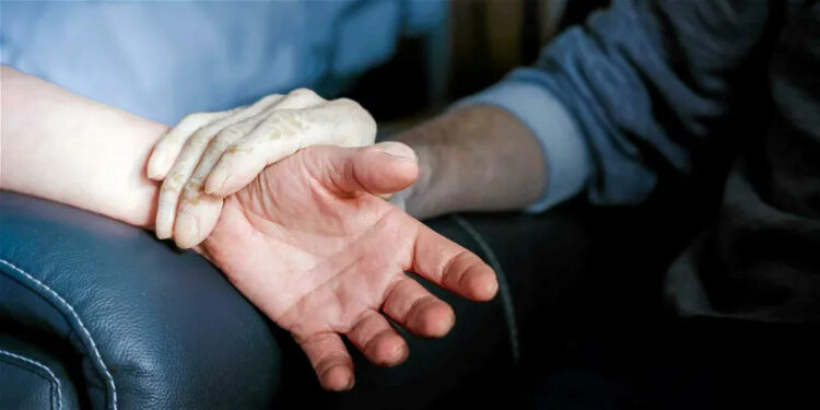 « Un dernier voyage ensemble » : L’ex-premier ministre Néerlandais et sa femme choisissent l’euthanasie simultanée