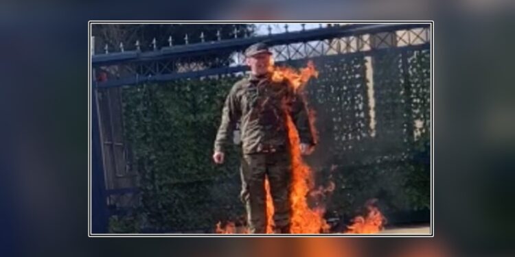 Vidéo : Un soldat américain s’immole devant l’ambassade d’Israël à Washington en signe de protestation contre le génocide