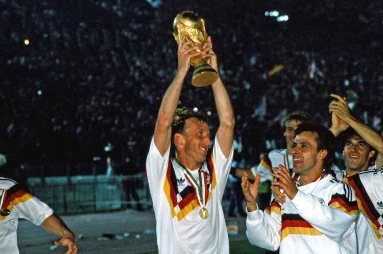 Deutschland - Argentinien Italien, Rom, 08.07.1990, Fussball, FIFA WM 1990 in Italien, Finale, DFB Deutschland - Argentinien 1:0: v.l. Andreas Brehme, Pierre Littbarski beide Deutschland mit dem WM-Pokal. *** Germany Argentina Italy, Rome, 08 07 1990, Football, FIFA World Cup 1990 in Italy, Final, DFB Germany Argentina 1 0 v l Andreas Brehme, Pierre Littbarski both Germany with the World Cup