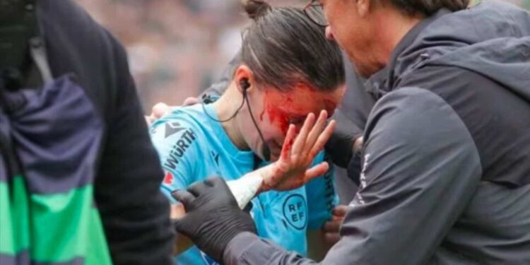 Après 13 minutes… Une blessure grave écarte l’arbitre de touche lors d’un match de la Liga espagnole